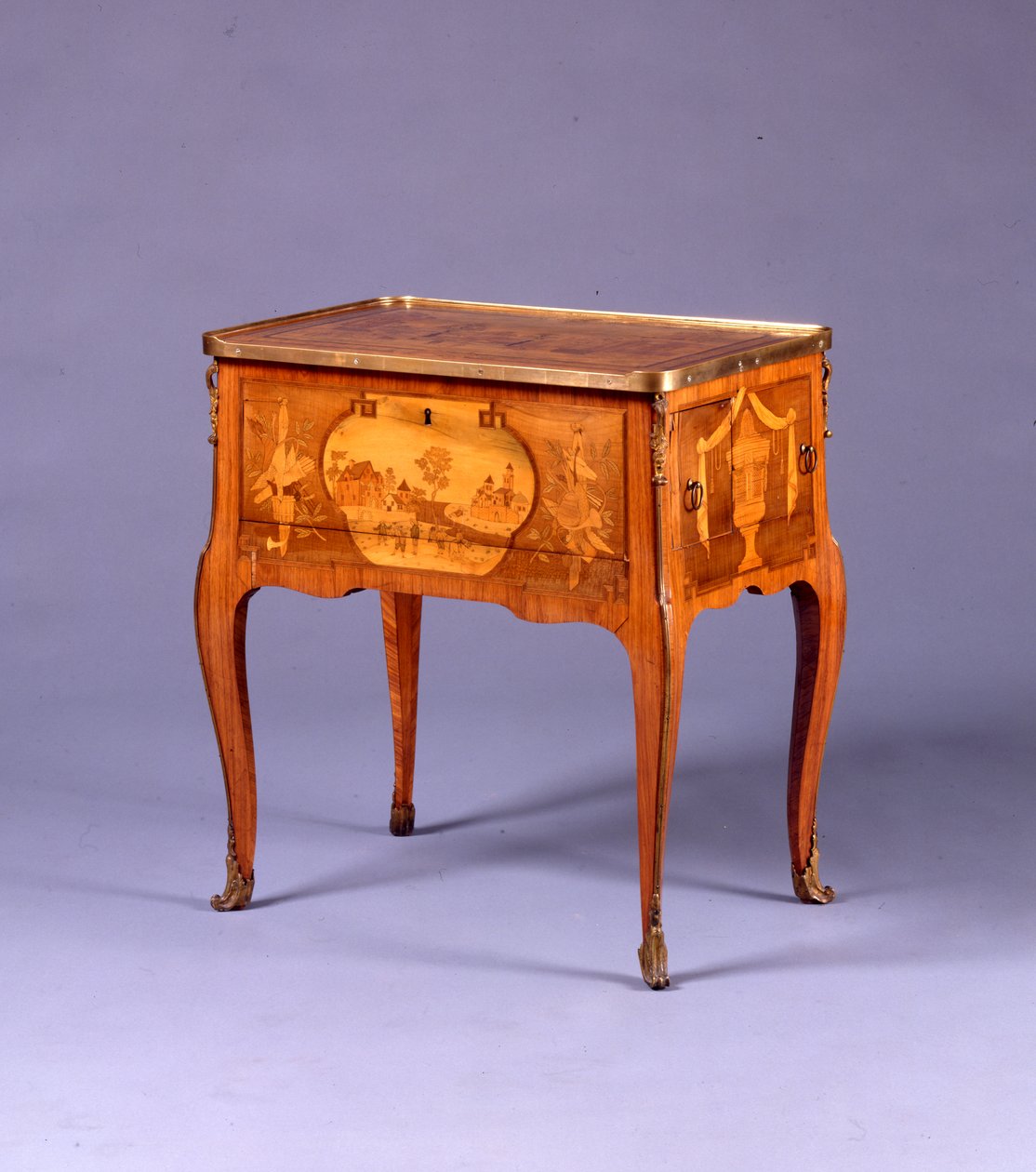 Mesa de transição a la Bourgogne (tulipwood e marchetaria montada em ormolu) (ver também 463011, 463012 e 463013) de Pierre Roussel