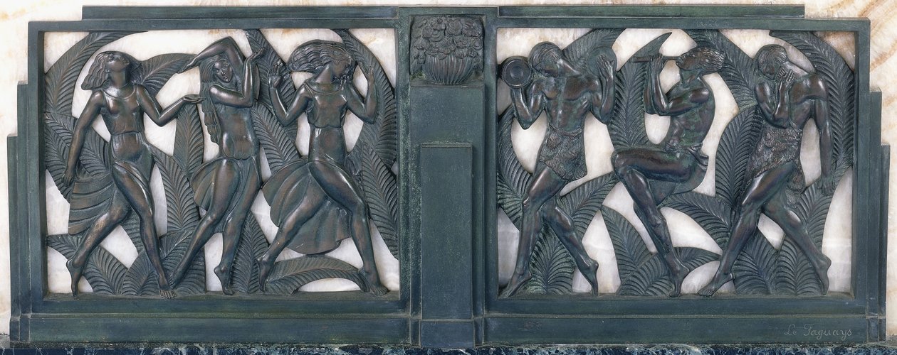 Um friso representando três dançarinas clássicas e três músicos, c.1910-1935 (bronze patinado, mármore branco estriado, pedestal de mármore verde) de Pierre le Faguays