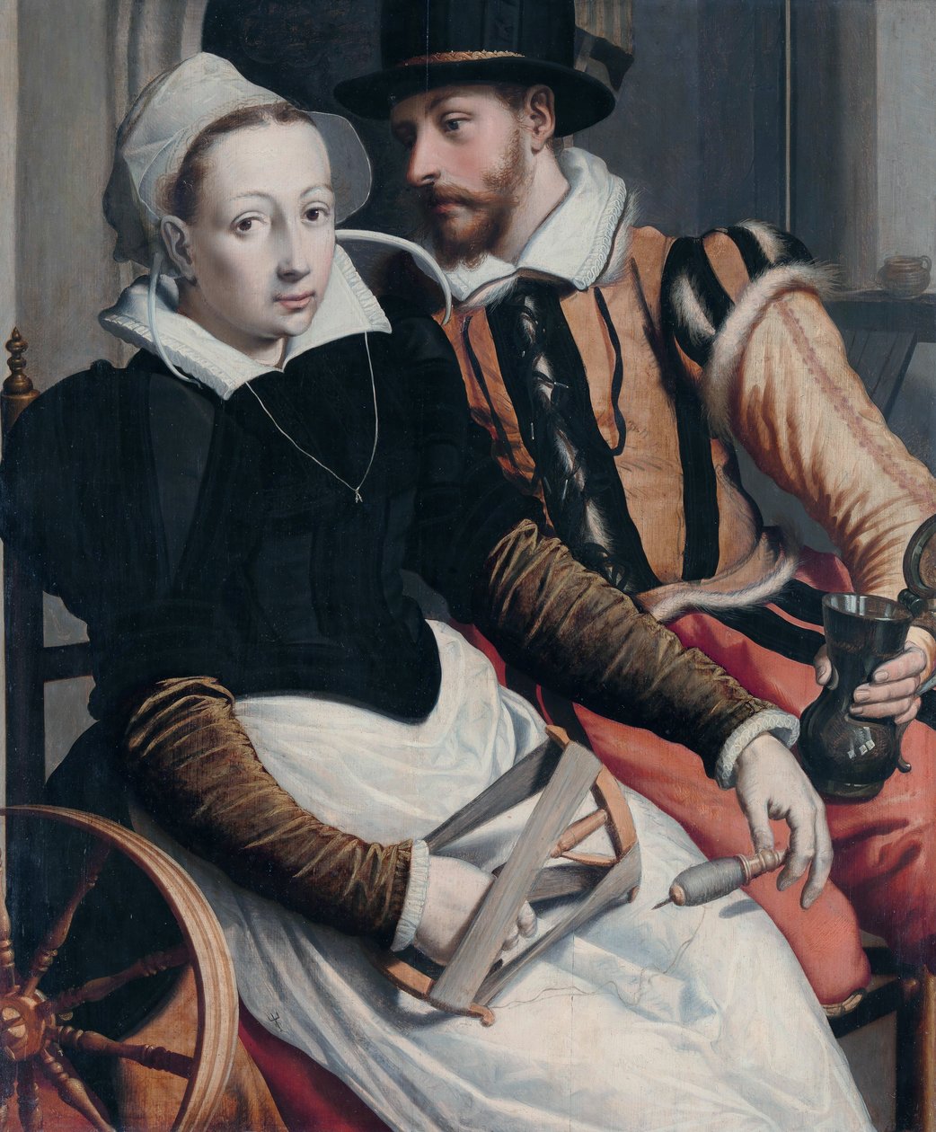 Uma mulher na roda de fiar e um homem com uma caneca sentado em um interior. de Pieter Pietersz the Elder