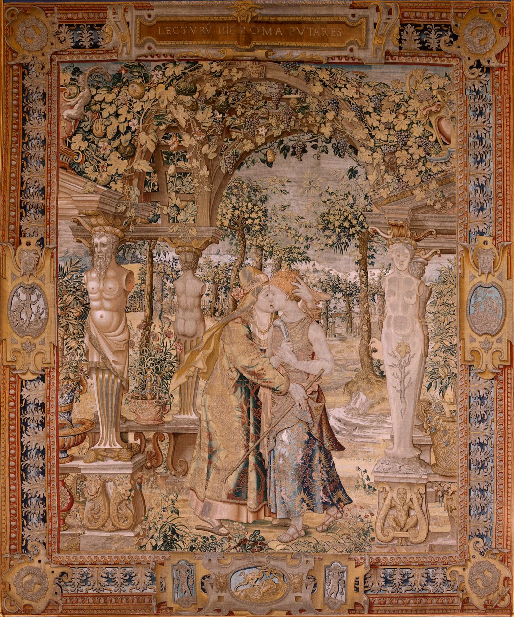 Tapeçaria flamenga. Série Vertumnus e Pomona. Vertumnus beija Pomona. Sétima tapeçaria da série. Modelo Círculo de Pieter Coecke van Aelst. Fabricação de Wilhelm Pannemaker, Bruxelas. Ca 1545-1550. Tecido Ouro, prata, seda e lã. Tamanho 430 x 365 cm. de Pieter (circle of) Coecke van Aelst