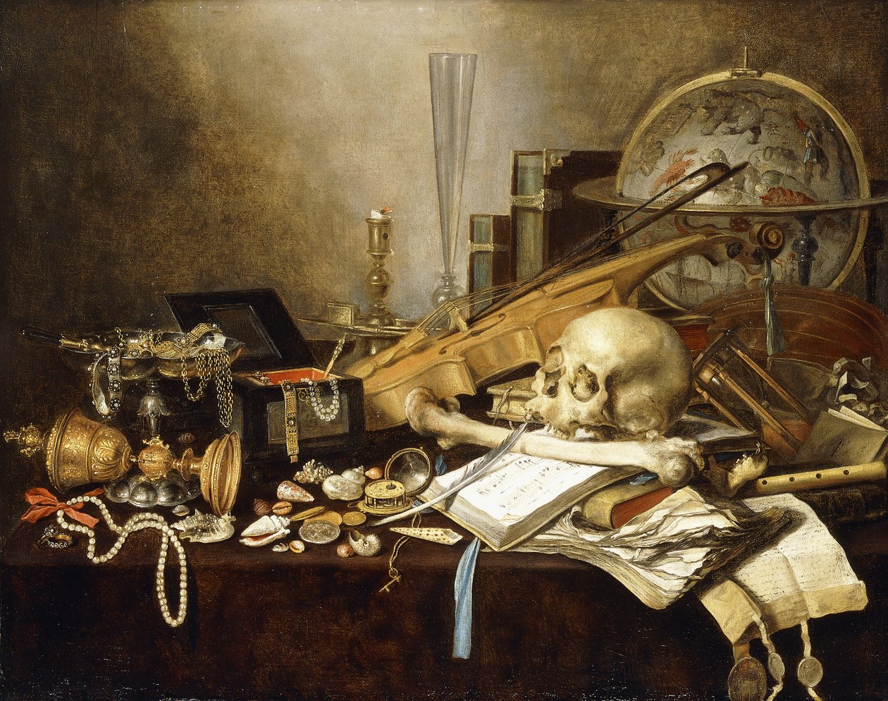 Uma vida ainda Vanitas de instrumentos musicais e manuscritos, um cálice coberto de ouro virado, um caixão de jóias, um castiçal, um globo astrológico, um colar de pérolas, jóias, conchas, um crânio e um fêmur e uma ampulheta em uma mesa coberta 1653 de Pieter Claesz