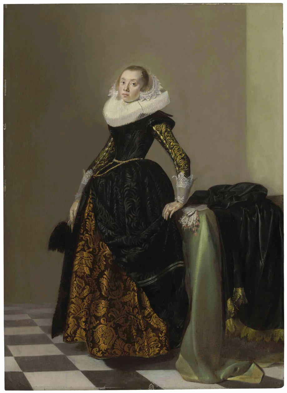 Retrato de uma jovem senhora ricamente vestida, de corpo inteiro, diante de uma mesa coberta de Pieter Codde