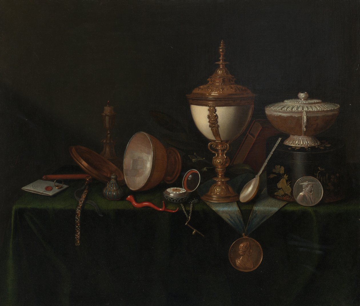 Natureza morta com copo de ovo de avestruz e as heranças de Whitfield, c. 1670. de Pieter Gerritsz van Roestraeten