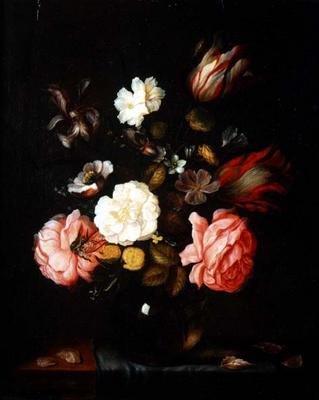Flores num vaso de vidro sobre uma mesa drapeada de Pieter van der Venne