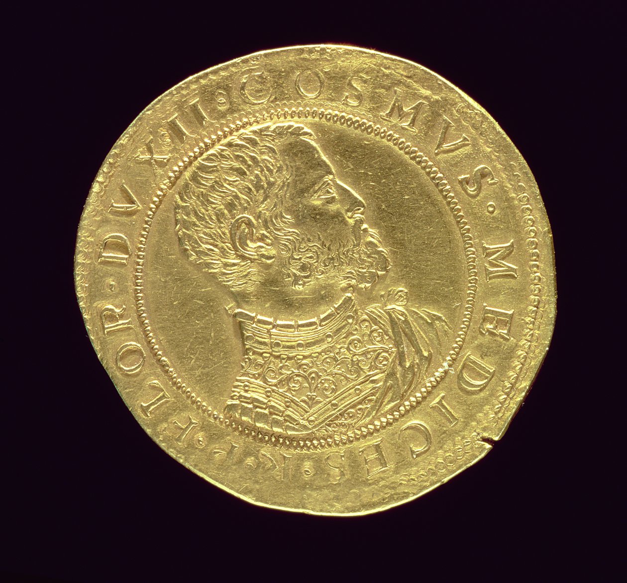 Anverso da moeda de Cosimo I (1519-74) em armadura (folheado a ouro) Inscrição: COSMVS MEDICES RP FLOR DVX II (ver verso 119191) de Pietro Paolo Galeotti