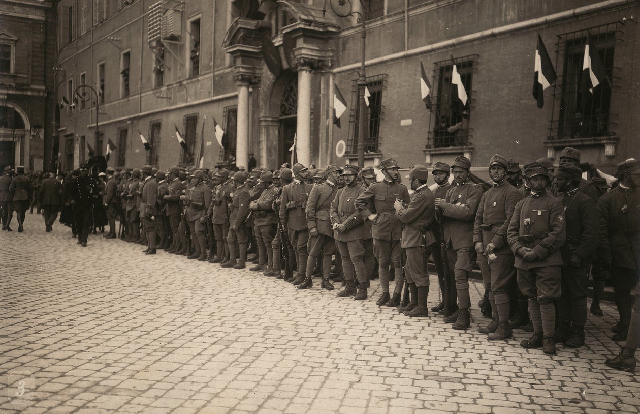 Álbum "The GM R. Army (World War I)": tropas militares numa rua da cidade de Ravenna festivamente decorada com o tricolor nas janelas (foto a p/b) de Pietro Bezzi