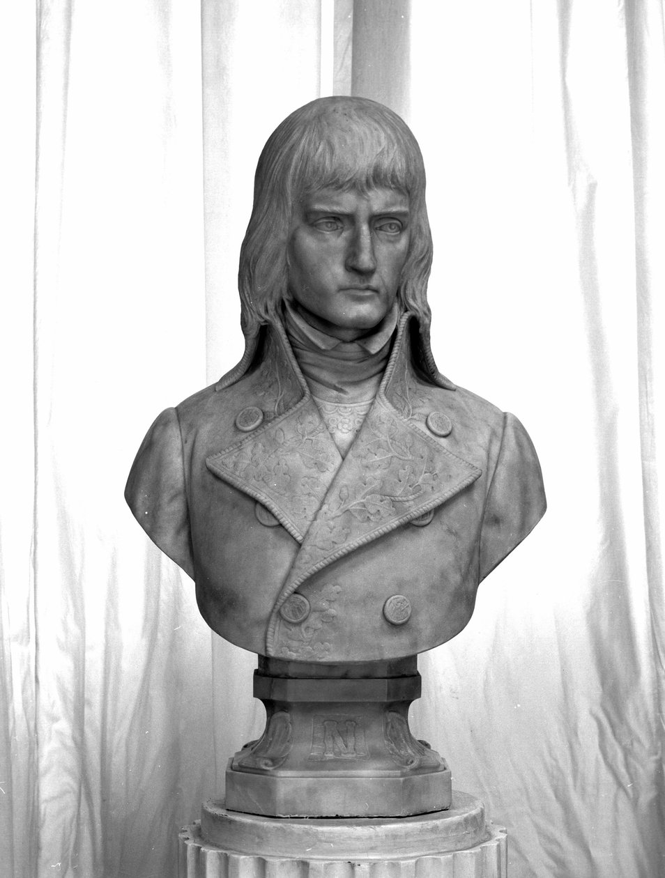Busto de Napoleão Bonaparte como jovem general do exército italiano em 1794. 1888. Escultura em mármore de Pietro Fumeo. Milão, Museo del Risorgimento. de Pietro Fumeo