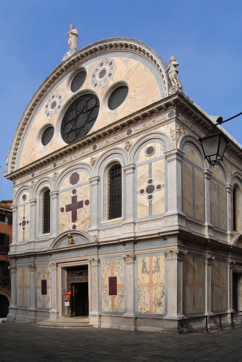 Vista da igreja Santa Maria dei Miracoli em Veneza (Venezia) em 2007 por Pietro Lombardo e seus filhos. de Pietro Tullio and Antonio I Lombardo