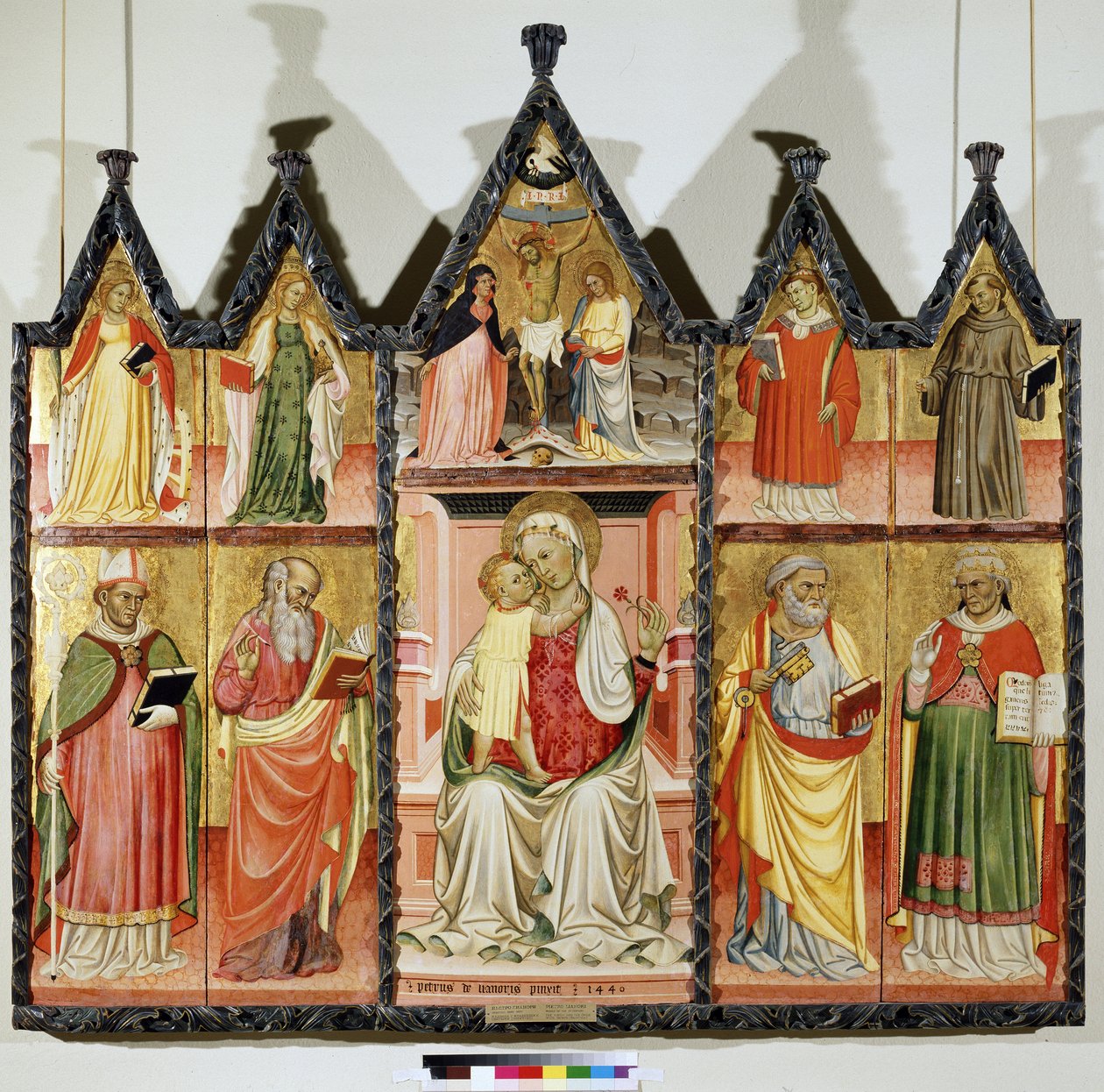 Políptico da Virgem e do Menino com Santos. Superior esquerdo: Santa Catarina de Alexandria e Santa Maria Madalena. No centro ao redor de Cristo na Cruz com a inscrição ""INRI"" (I.N.R.I.). a Virgem Maria e São João. Superior direito: S de Pietro di Giovanni Lianori