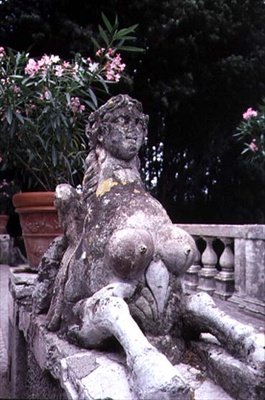 Adorno de jardim em forma de esfinge, c.1550 (pedra) de Pirro Ligorio