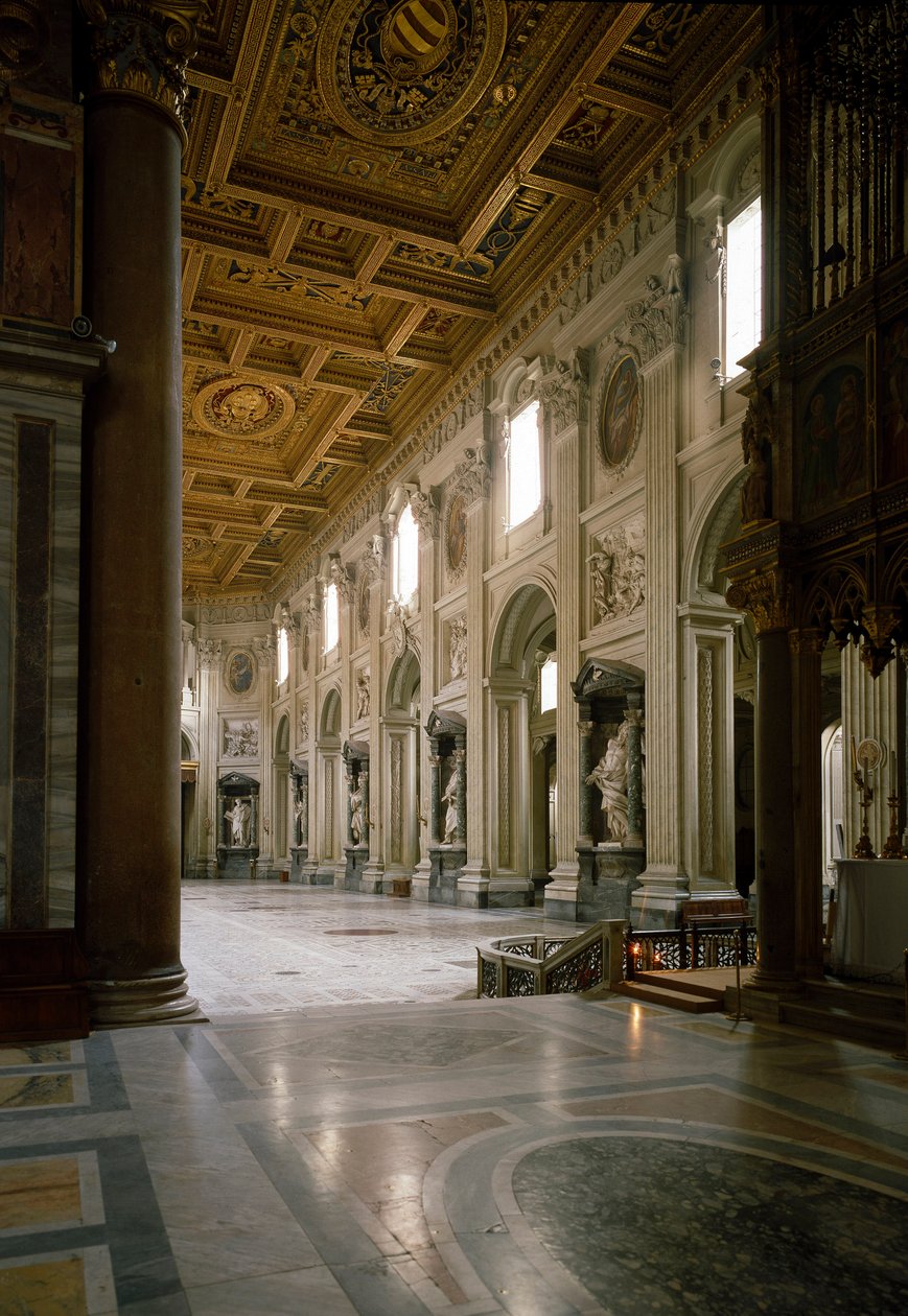 Vista da nave central da Basílica de São João (San Giovanni in Laterano). O teto é provavelmente realizado pelo Pirro Ligório (1510-1583). de Pirro Ligorio