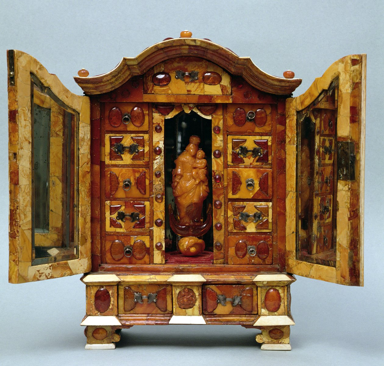Gabinete Âmbar do Rei Stanislaw August Poniatowski (1763-1813) c.1771 (âmbar) (ver também 253562) de Polish School