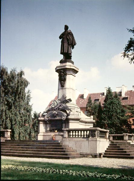 Estátua de Adam Mickiewicz (1798-1855) erigida em 1898 de Polish School