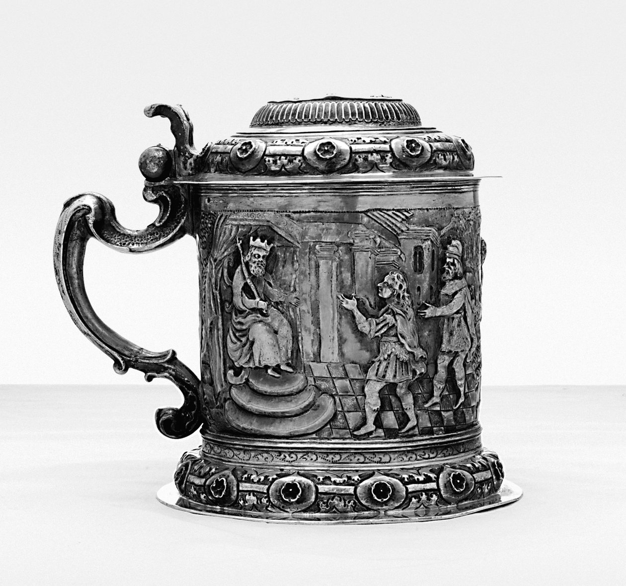 Tankard, os lados repuxados e perseguidos com cenas da vida de Joseph, Danzig, c.1690 (pacote prata dourada) de Polish School