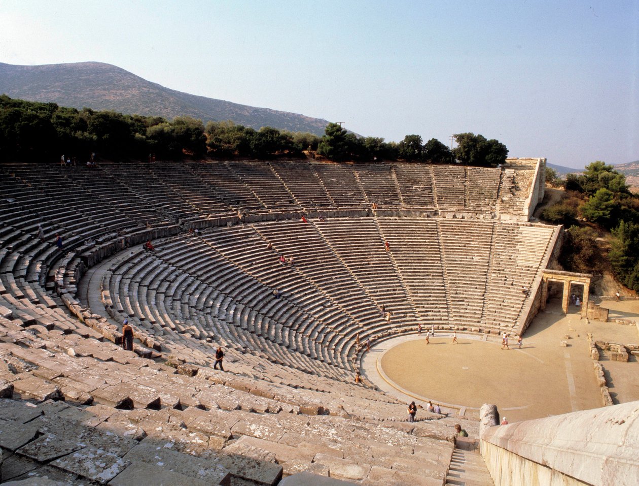 Vista do teatro de Epidaurus realizado pelo arquitecto Polyclete le Jeune na Grécia. de Polycletus (active c.450 c.415 BCE)