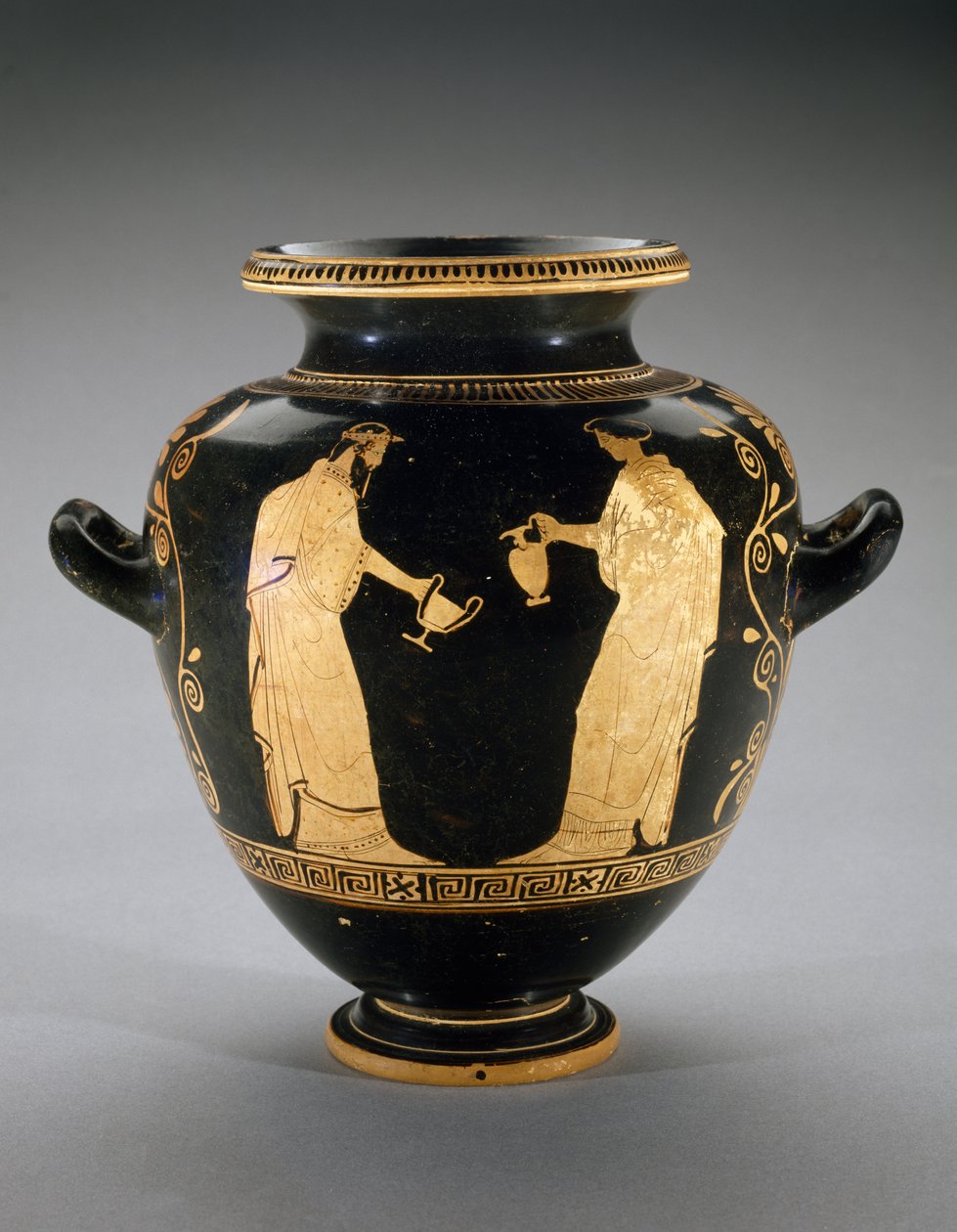 Stamnos de figura vermelha com cena de Dioniso com serva, 440-420 aC (terracota) de Polygnotos Polygnotos