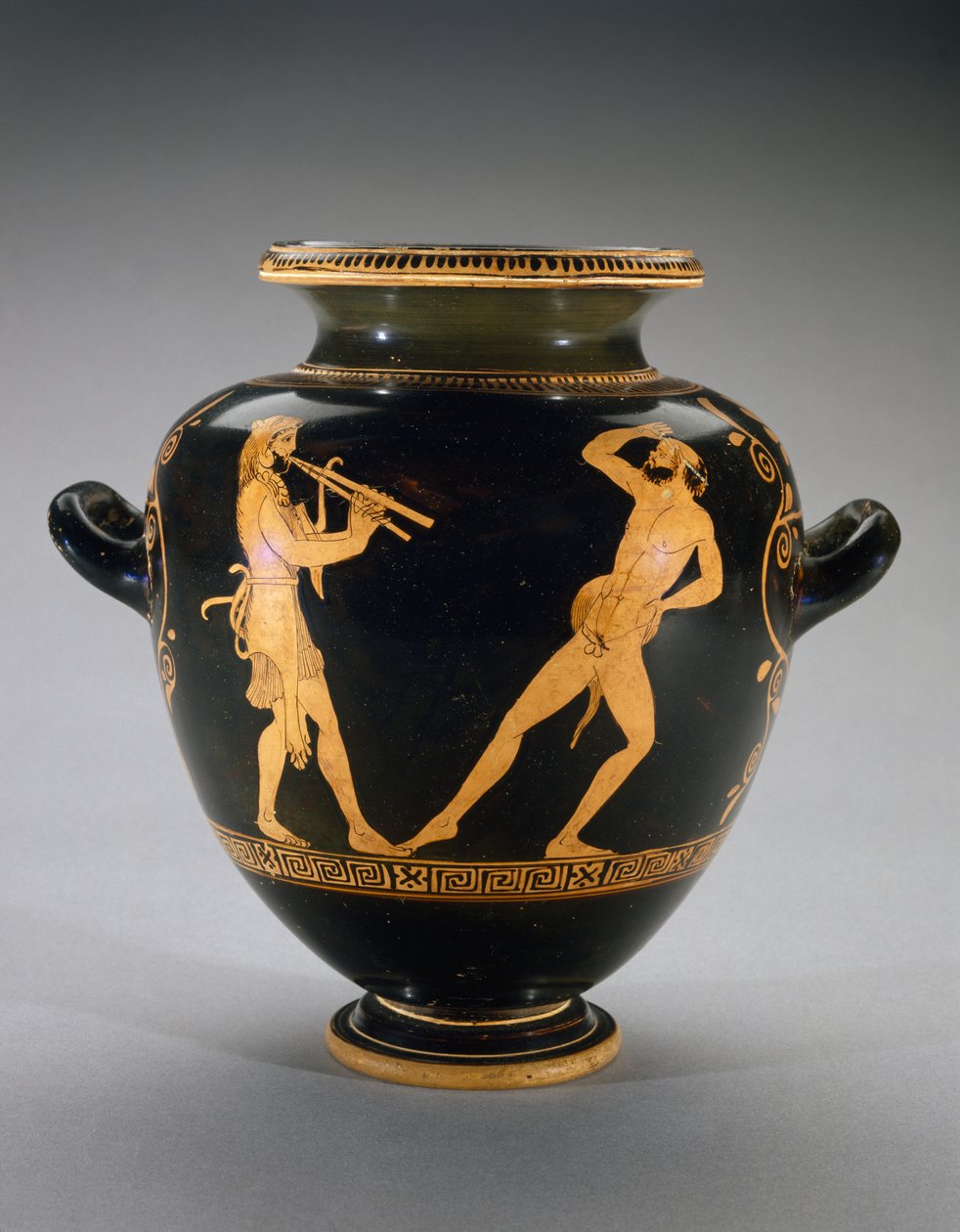 Stamnos de figura vermelha com cena de Hércules com Sátiro, 440-420 aC (terracota) de Polygnotos Polygnotos