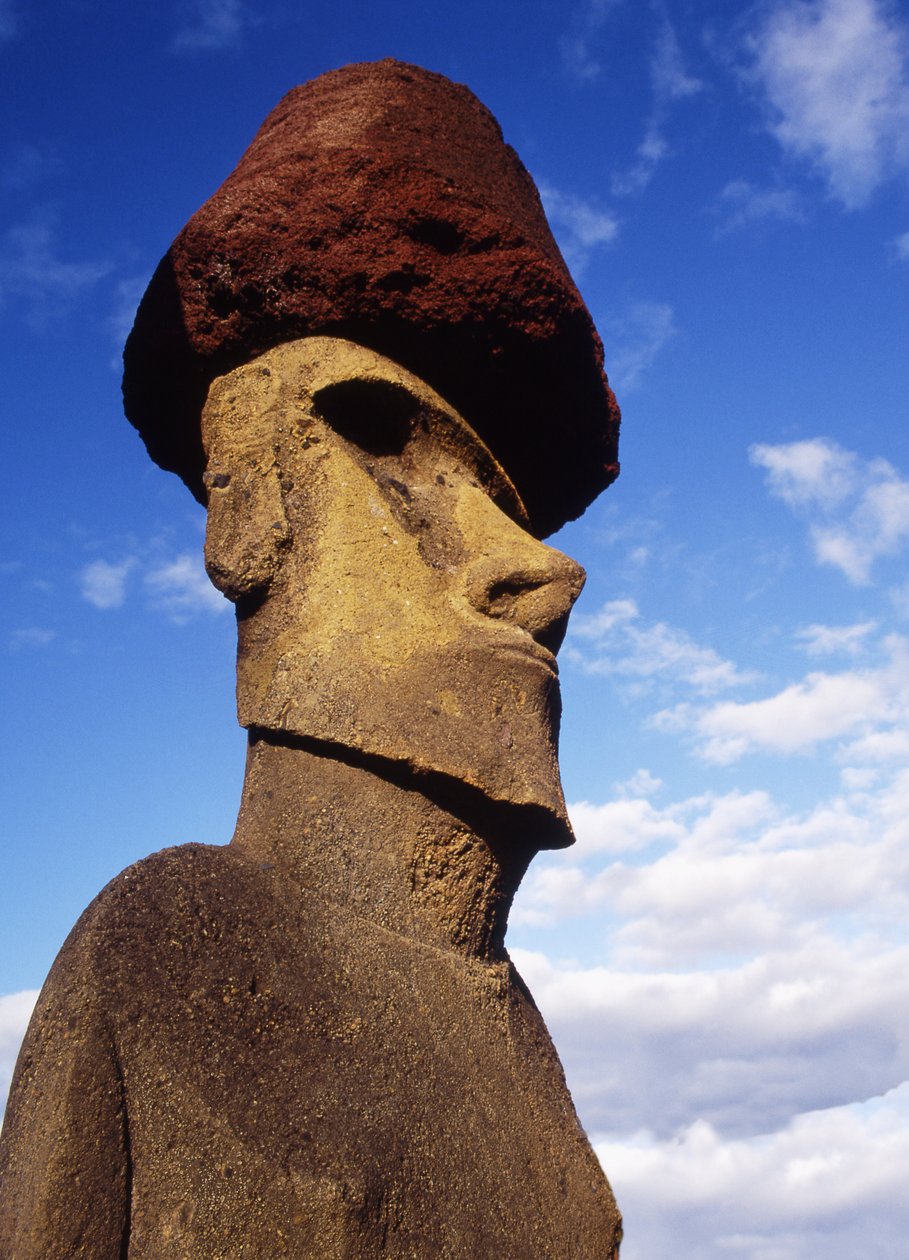 Estátua monolítica em Ahu Nau Nau na praia de Anakena, cultura Moai, c.1000-1600 de Polynesian