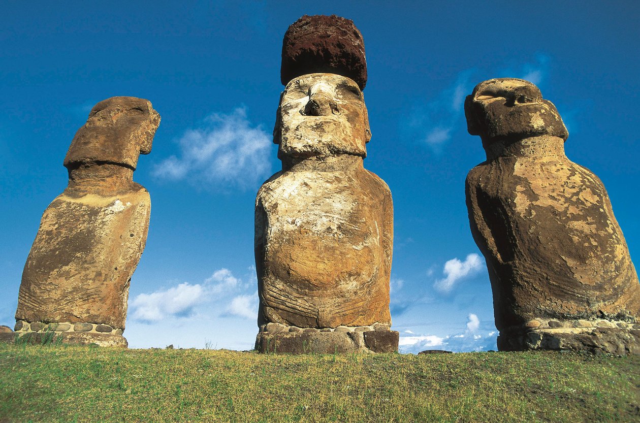 Estátuas de Moai, Parque Nacional Rapa Nui, Ilha de Páscoa, Chile de Polynesian Polynesian