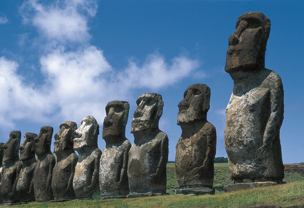 Estátuas de Moai, Parque Nacional Rapa Nui, Ilha de Páscoa, Chile de Polynesian Polynesian