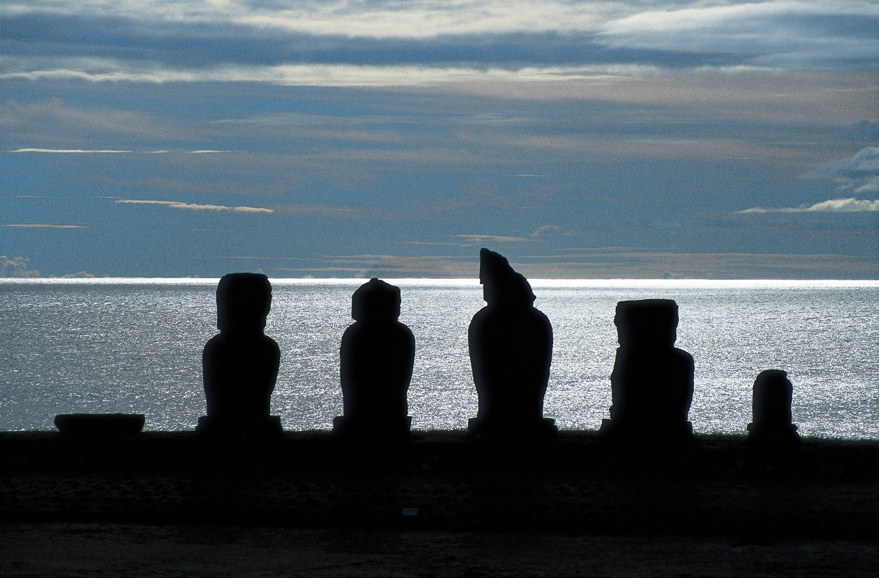 Estátuas de Moai, Parque Nacional Rapa Nui, Ilha de Páscoa, Chile de Polynesian Polynesian