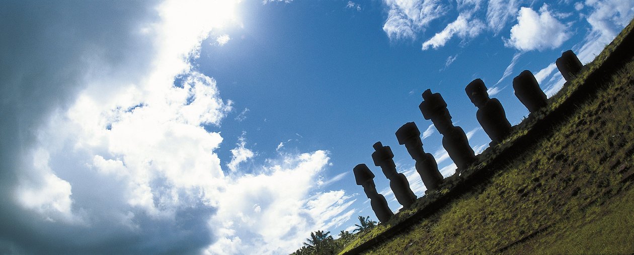 Estátuas de Moai, Parque Nacional Rapa Nui na Ilha de Páscoa, Chile de Polynesian Polynesian