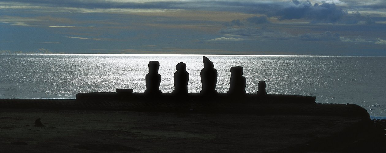 Estátuas de Moai, Parque Nacional Rapa Nui na Ilha de Páscoa, Chile de Polynesian Polynesian