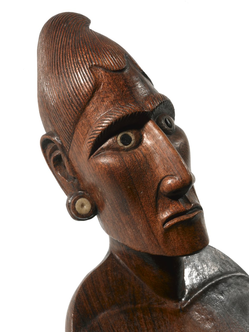 Figura feminina (moai papa) de Rapa Nui (Ilha de Páscoa) (madeira, osso e obsidiana) (detalhe de MSC 3822528) de Polynesian School
