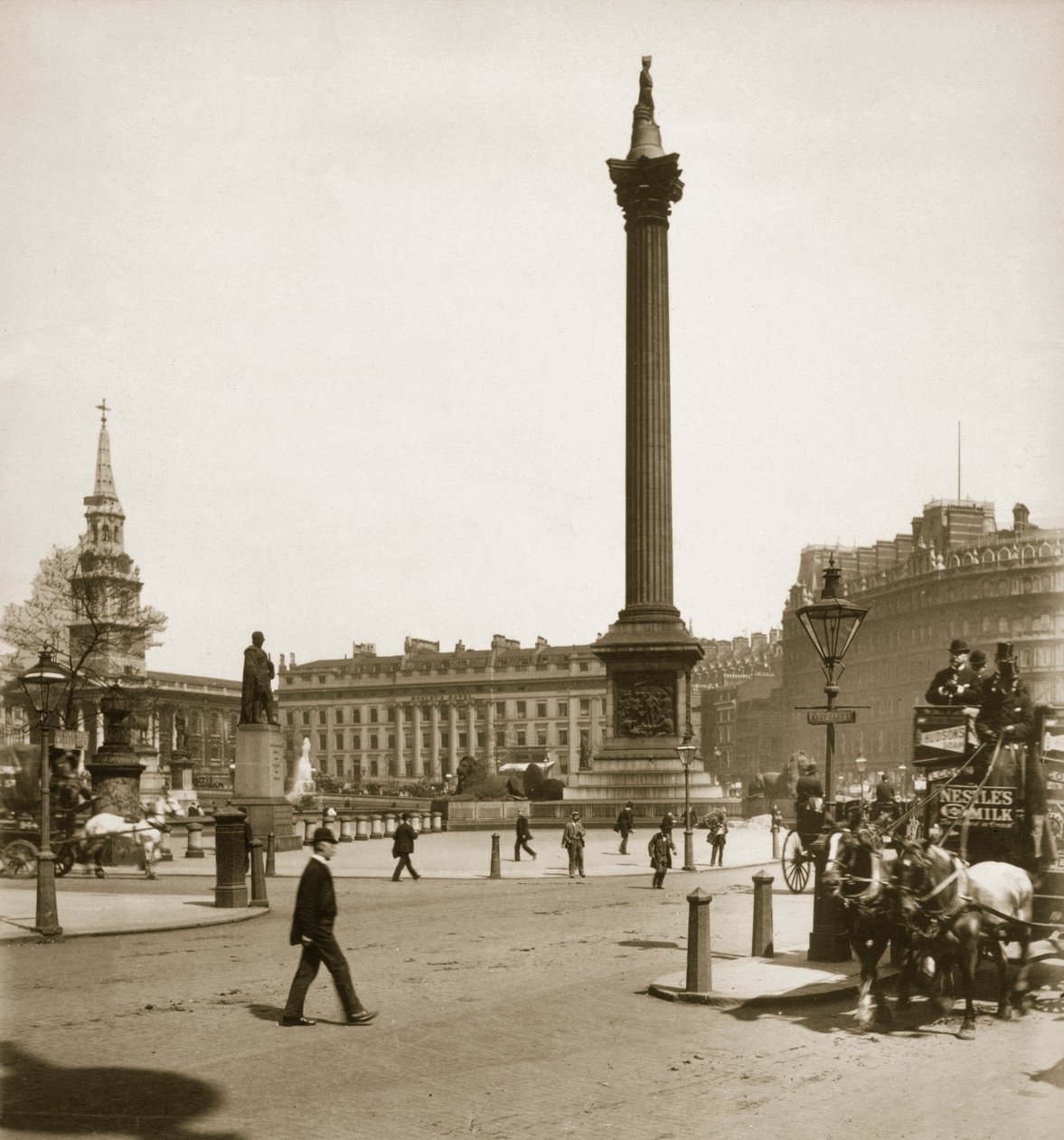 Trafalgar Square, Londres, 11 de maio de 1893 de Portuguese Photographer