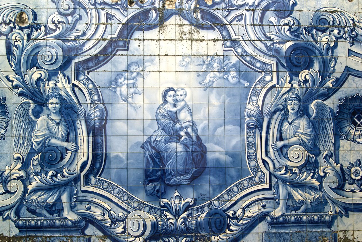 Painel decorativo que descreve a Madonna e a criança, Lamego, Portugal. 1738 (azulejos cerâmicos) de Portuguese School