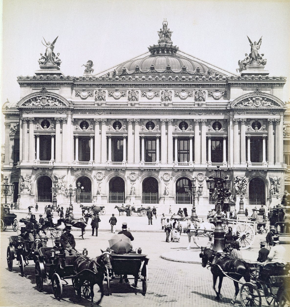 A Opera House, Paris, 14 de maio de 1893 de Portuguese Photographer