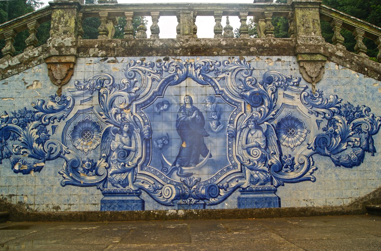 Painel decorativo mostrando a Virgem Maria esmagando a serpente, Lamego, Portugal. 1738 de Portuguese School