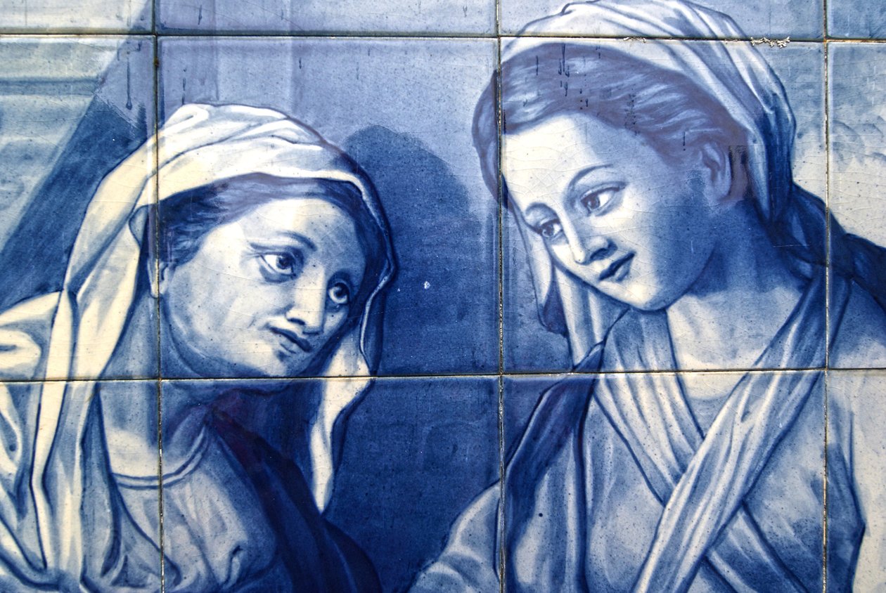 Detalhe do encontro de Maria com a esposa do estalajadeiro, painel decorativo retratando Maria e José chegando ao estalajadeiro, Lamego, Portugal. 1738 (azulejos de cerâmica) de Portuguese School
