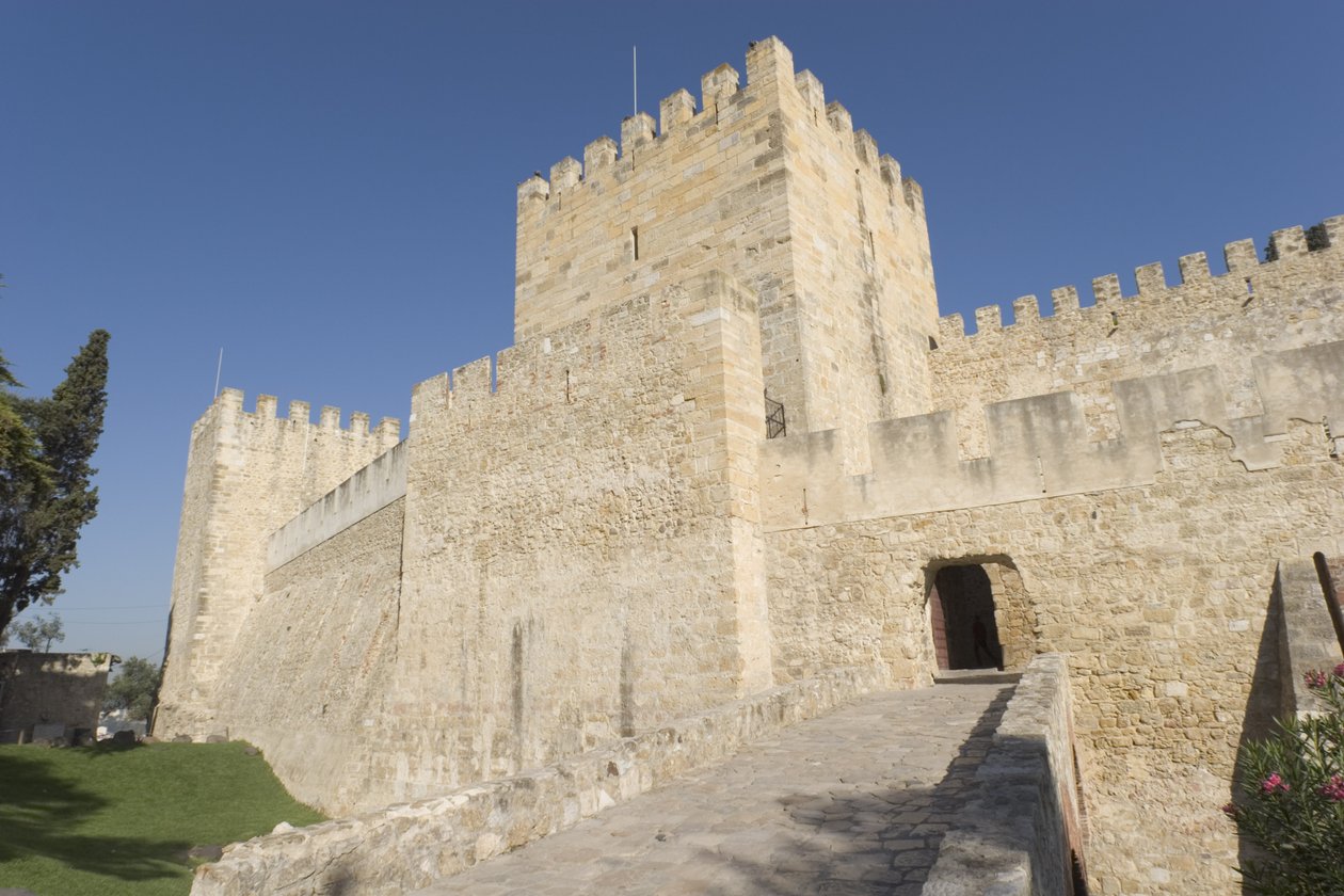 Vista exterior do castelo de Portuguese School