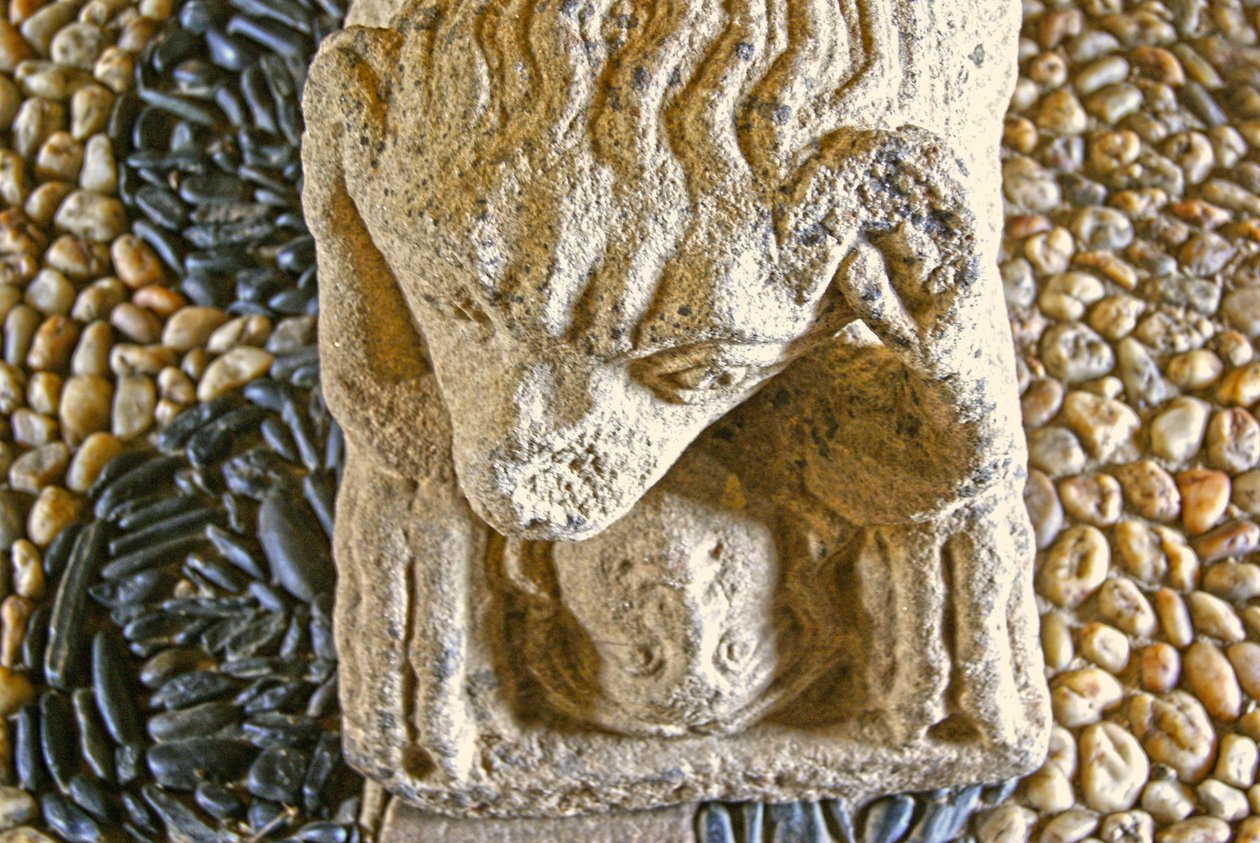 Leão comendo um homem, base de sarcófago de D. Afonso Pires, antigo Bispo do Porto, Lamego, Portugal c.1372 (pedra) de Portuguese School