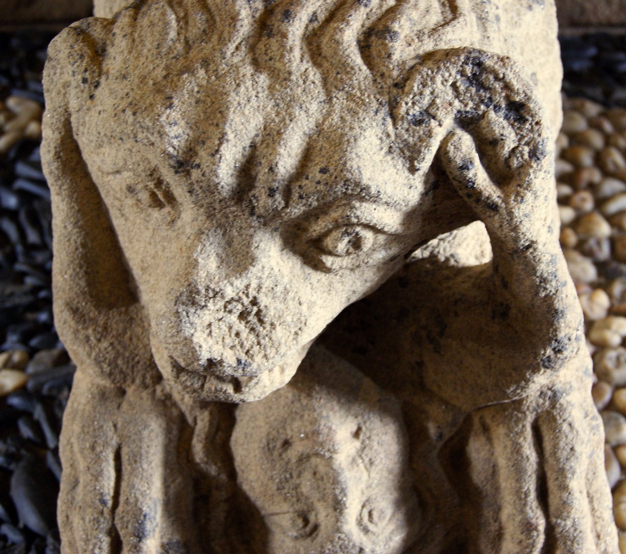 Leão comendo um homem, base de sarcófago de D. Afonso Pires, antigo Bispo do Porto, Lamego, Portugal c.1372 (pedra) de Portuguese School