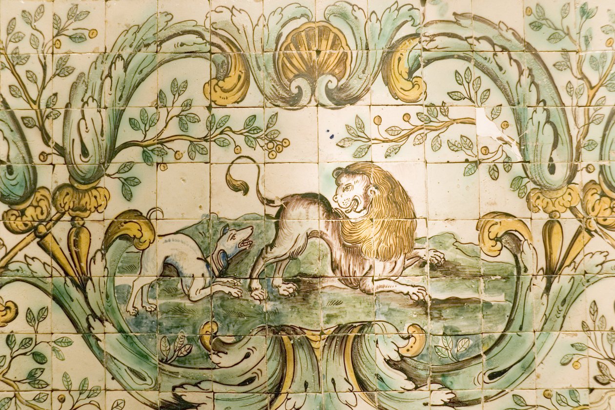 Majólica representando ladrilhos de um cachorro perseguindo um leão, da Sala de Caça do Palácio da Praia, Belém, c.1680 (cerâmica) de Portuguese School