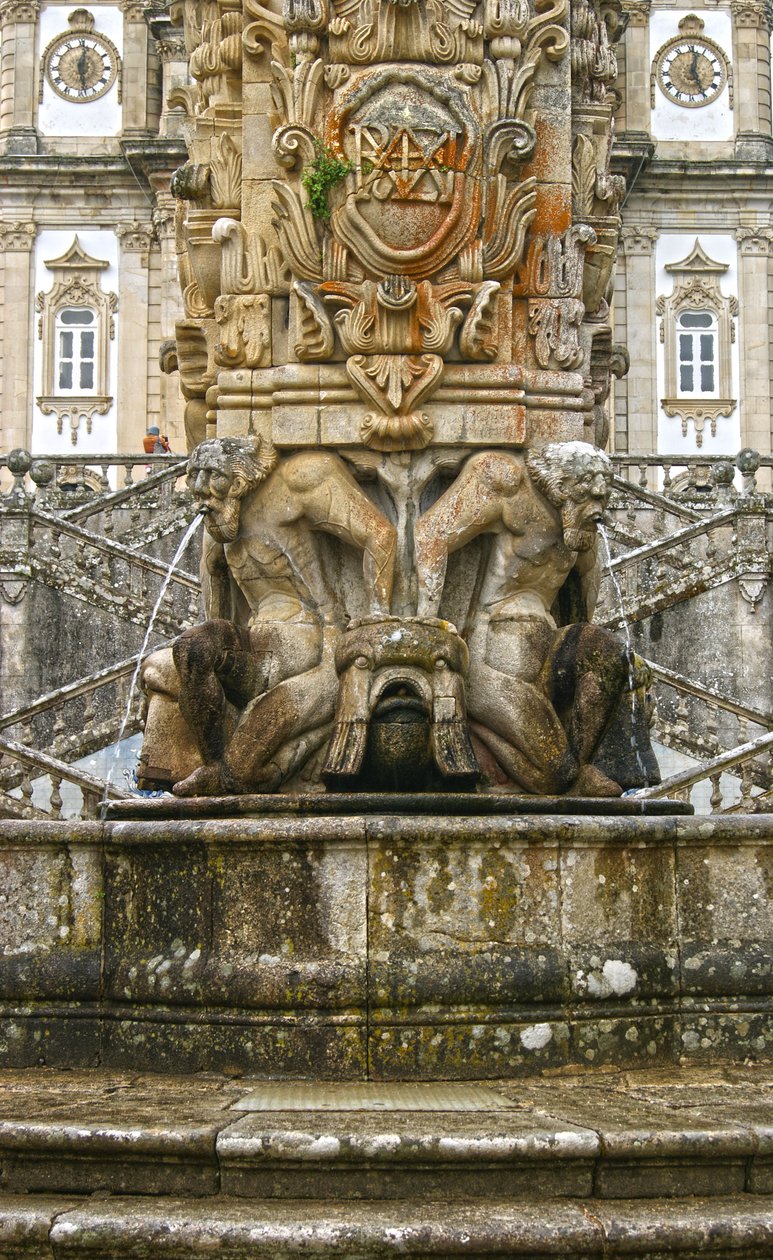 Atlantes míticos na base de um Obelisco, Lamego, Portugal. 1738 (granito) de Portuguese School