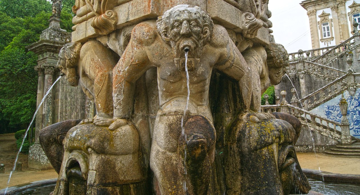 Atlantes míticos na base de um Obelisco, Lamego, Portugal. 1738 (granito) de Portuguese School