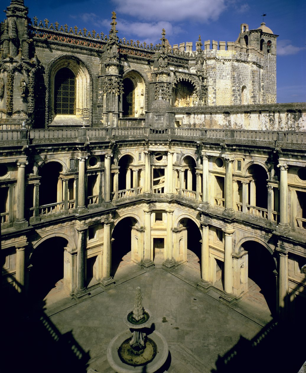 Vista do Claustro dos Felipes, concluída após 1584 de Portuguese School