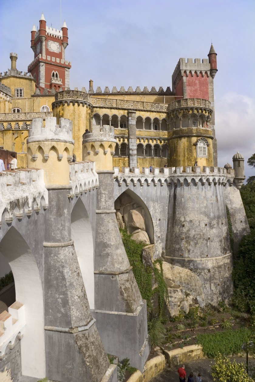 Vista do palácio e paredes exteriores de Portuguese School