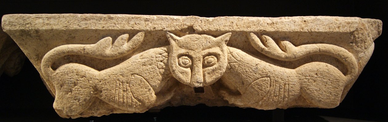 Capital Zoomórfico de uma das colunas originais. (granito) de Portuguese School
