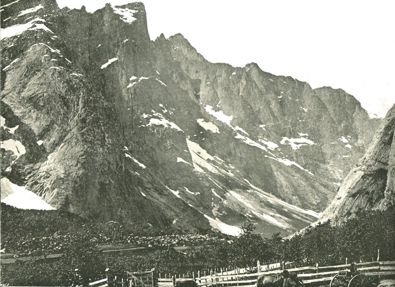 As montanhas de Trolltindane, Horgheim, Noruega, 1895. de Poulton and Co