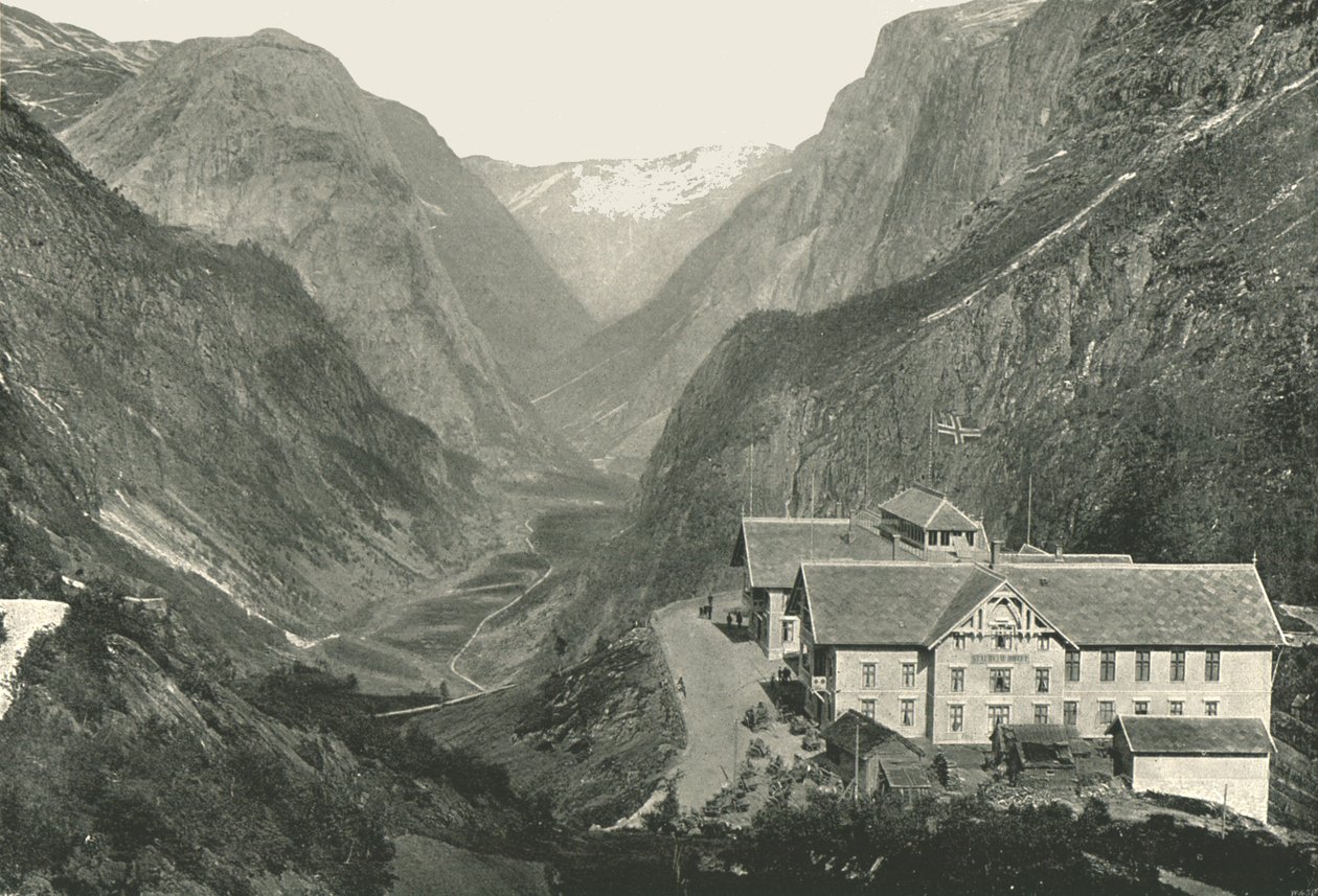 O vale e o hotel, Stalheim, Noruega, 1895. de Poulton and Co