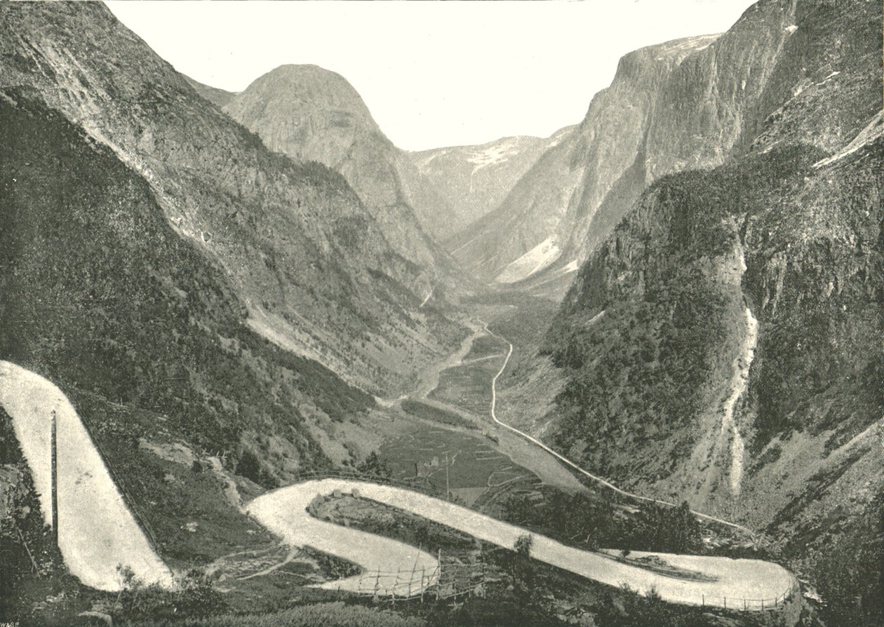 A estrada em zigue-zague e as cachoeiras, Stalheim, Noruega, 1895. de Poulton and Co