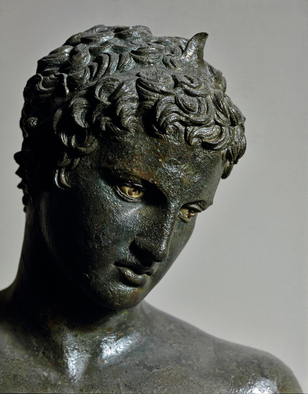 Arte grega: estátua de bronze do "jovem da Maratona" (efebe) representando o adolescente atleta Hermes atribuída ao escultor Praxitele (século IV a.C.), 460 a.C., Dim. 130 cm - Athenes, Museu Nacional de Arqueologia (inv. 15118) - A Juventude Maratona (efe de Praxiteles