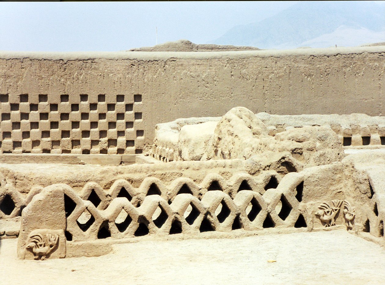 Dentro da cidade pré-Inca arruinada e abandonada construída pelo Chimu, c.1300 de Pre Columbian