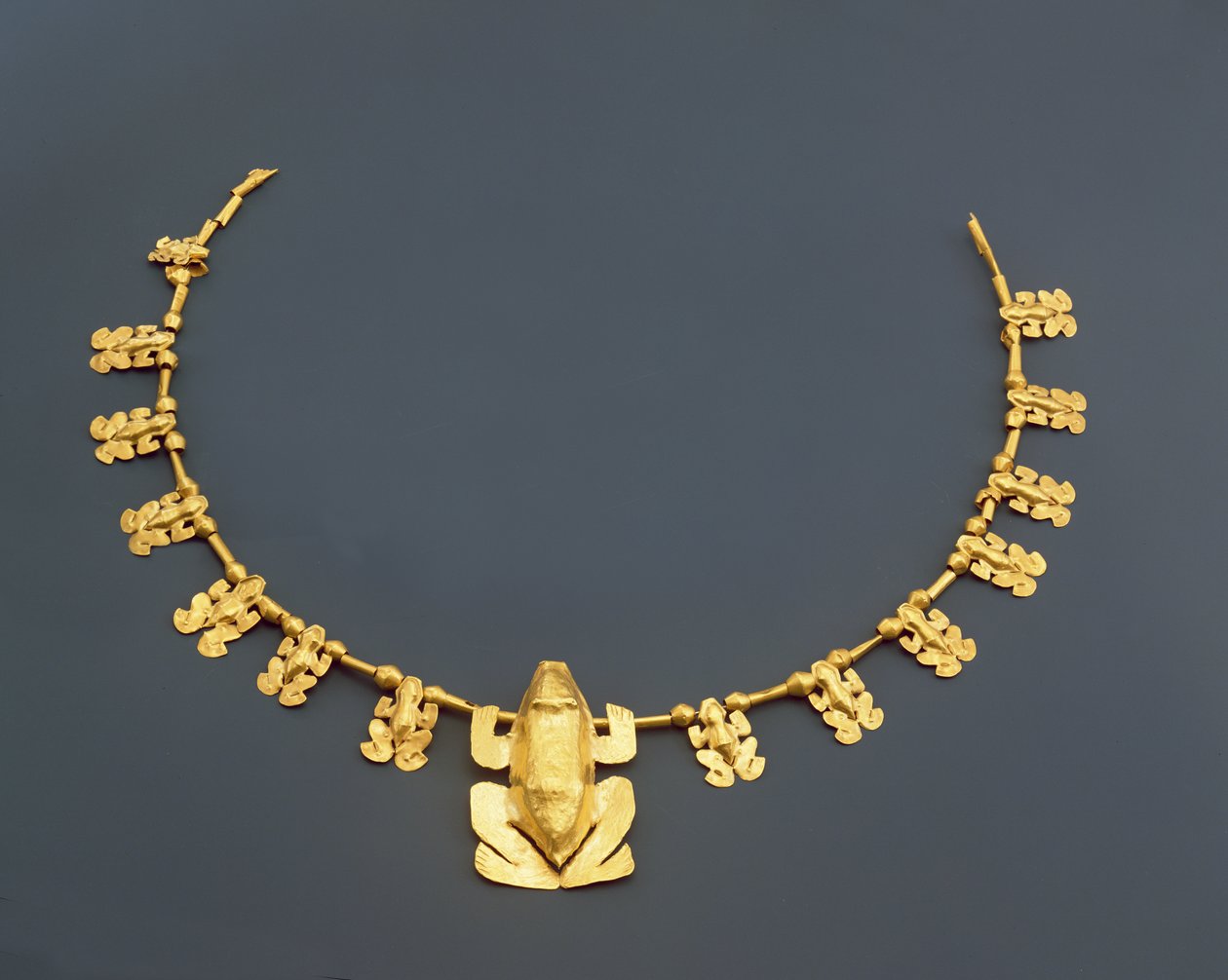 Colar Quimbaya com rãs da Colômbia (ouro martelado) de Pre Columbian