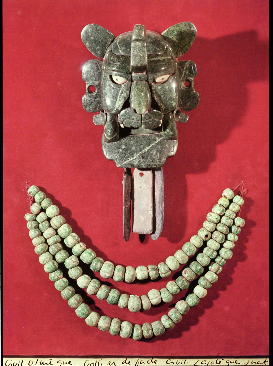 Peitoral zapoteca na forma de uma máscara representando o deus dos morcegos, Piquete Zina, de Monte Alban, Oaxaca (jade) e um colar olmeca feito de 90 contas em forma de cabaça, de La Venta, Tabasco (ardósia) de Pre Columbian