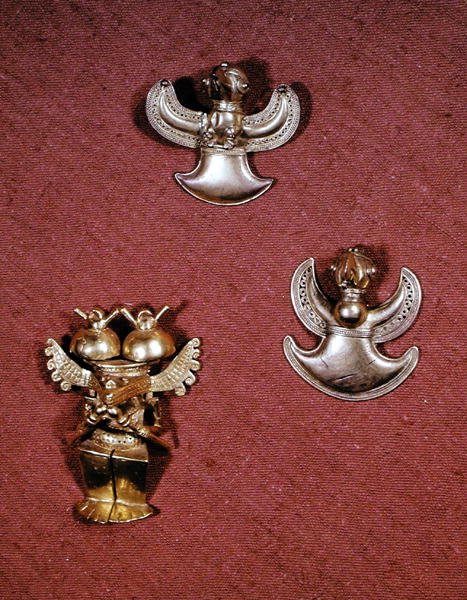 Dois pingentes em forma de pássaro da cultura Tairona e uma estatueta antropomórfica da cultura de Quimbaya (ouro) de Pre Columbian Pre Columbian